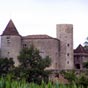 Pellegrue : Le château du Puch de Gensac. Le petit château bâti au XIIIe siècle a subi d'importants agrandissements au XVIe siècle avec la construction d'un grand corps de logis, d'un donjon à mâchicoulis sur le côté ouest, d'une tour d'escalier polygonal